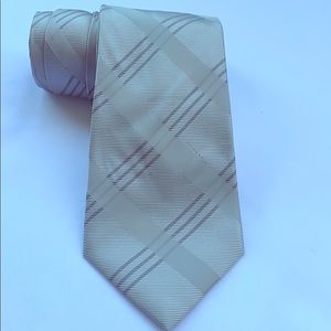 Kenneth Cole Gray 100% Silk Hand made Men’s tie